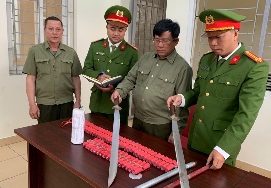 Công an phường Kênh Dương (quận Lê Chân) Vận động nhân dân giao nộp 2 băng pháo, 1 quả pháo cối và 4 dao kiếm các loại